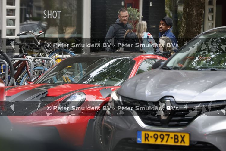 Amsterdam 13 juni 2026
Steven Bergwijn met zijn bijzondere porsche 911 GT3 in Amsterdam zuid met zijn vriendin Sem Smit en hun zoontje met au pair