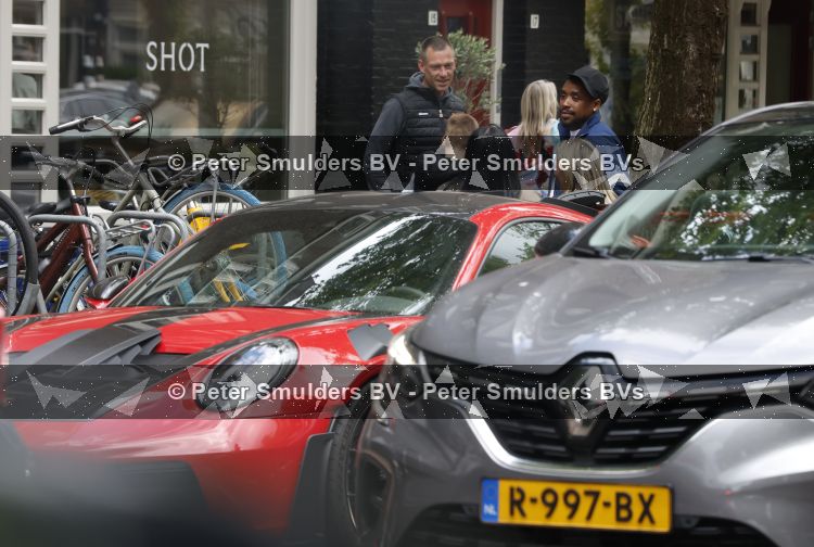 Amsterdam 13 juni 2026
Steven Bergwijn met zijn bijzondere porsche 911 GT3 in Amsterdam zuid met zijn vriendin Sem Smit en hun zoontje met au pair