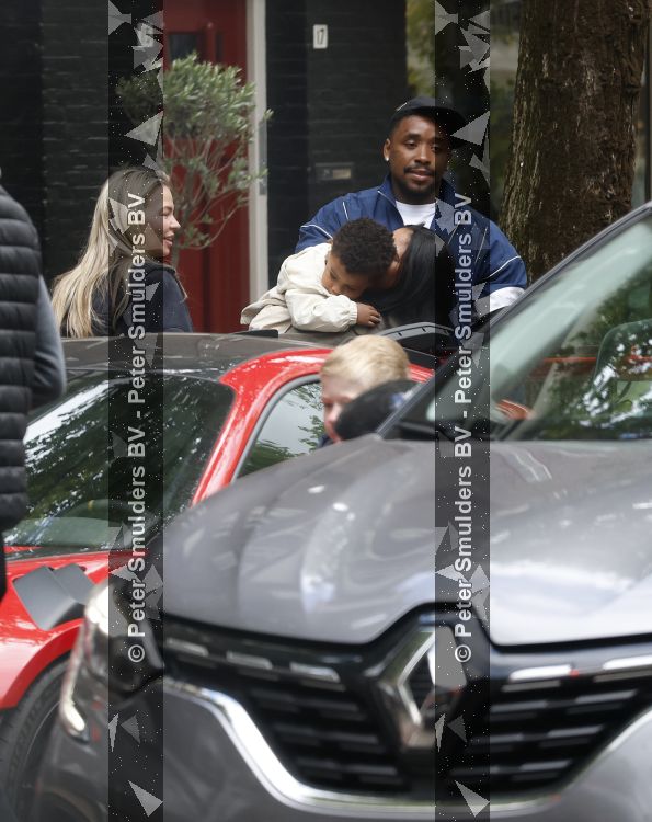 Amsterdam 13 juni 2026
Steven Bergwijn met zijn bijzondere porsche 911 GT3 in Amsterdam zuid met zijn vriendin Sem Smit en hun zoontje met au pair