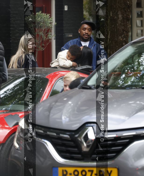 Amsterdam 13 juni 2026
Steven Bergwijn met zijn bijzondere porsche 911 GT3 in Amsterdam zuid met zijn vriendin Sem Smit en hun zoontje met au pair