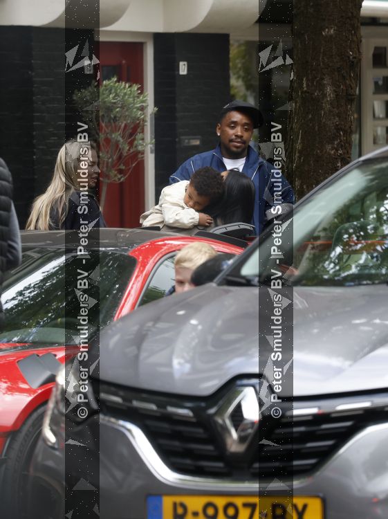 Amsterdam 13 juni 2026
Steven Bergwijn met zijn bijzondere porsche 911 GT3 in Amsterdam zuid met zijn vriendin Sem Smit en hun zoontje met au pair