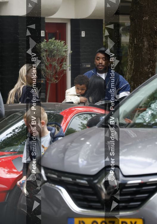 Amsterdam 13 juni 2026
Steven Bergwijn met zijn bijzondere porsche 911 GT3 in Amsterdam zuid met zijn vriendin Sem Smit en hun zoontje met au pair