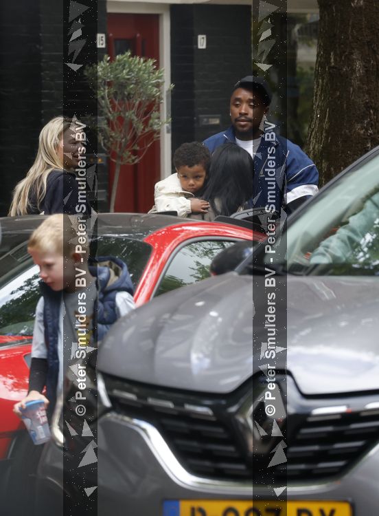 Amsterdam 13 juni 2026
Steven Bergwijn met zijn bijzondere porsche 911 GT3 in Amsterdam zuid met zijn vriendin Sem Smit en hun zoontje met au pair