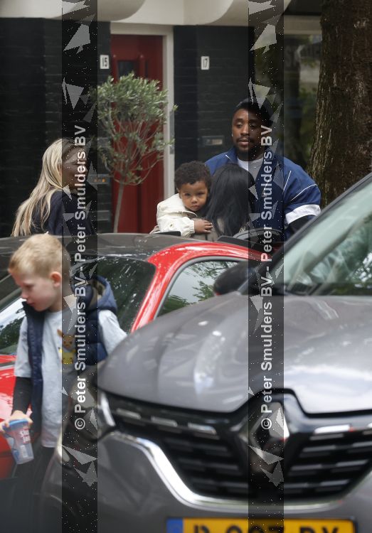 Amsterdam 13 juni 2026
Steven Bergwijn met zijn bijzondere porsche 911 GT3 in Amsterdam zuid met zijn vriendin Sem Smit en hun zoontje met au pair