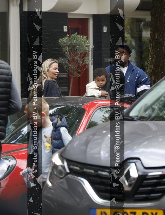 Amsterdam 13 juni 2026
Steven Bergwijn met zijn bijzondere porsche 911 GT3 in Amsterdam zuid met zijn vriendin Sem Smit en hun zoontje met au pair