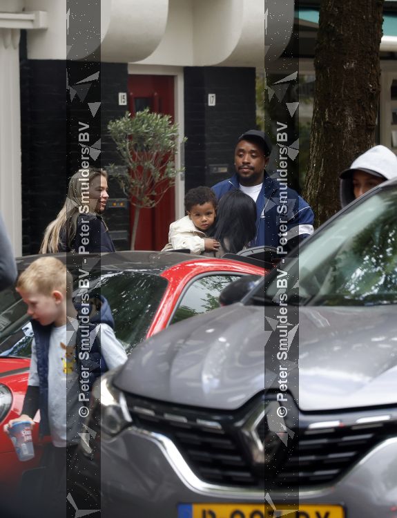 Amsterdam 13 juni 2026
Steven Bergwijn met zijn bijzondere porsche 911 GT3 in Amsterdam zuid met zijn vriendin Sem Smit en hun zoontje met au pair