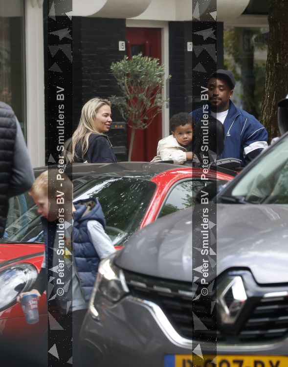 Amsterdam 13 juni 2026
Steven Bergwijn met zijn bijzondere porsche 911 GT3 in Amsterdam zuid met zijn vriendin Sem Smit en hun zoontje met au pair