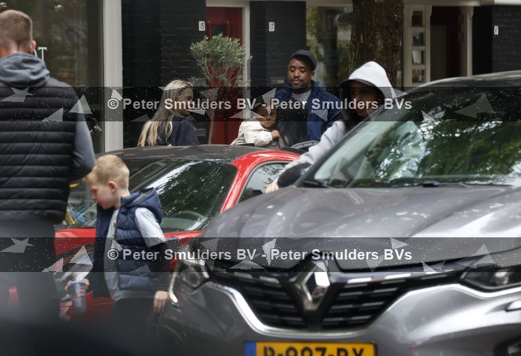 Amsterdam 13 juni 2026
Steven Bergwijn met zijn bijzondere porsche 911 GT3 in Amsterdam zuid met zijn vriendin Sem Smit en hun zoontje met au pair