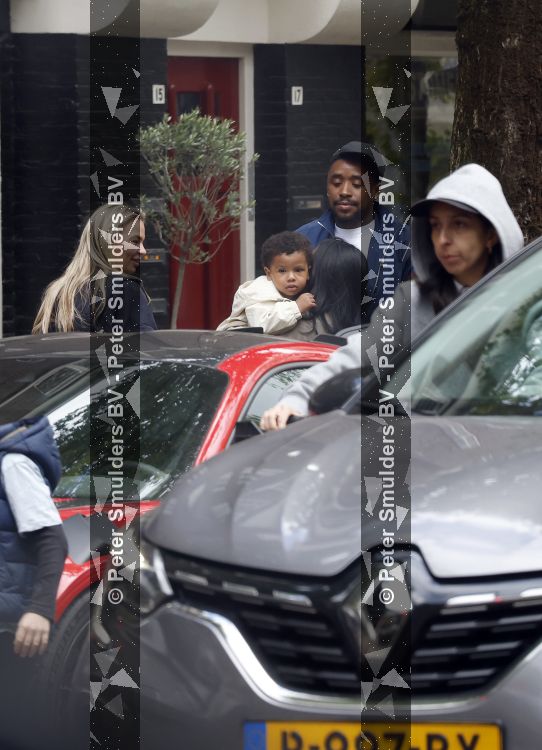 Amsterdam 13 juni 2026
Steven Bergwijn met zijn bijzondere porsche 911 GT3 in Amsterdam zuid met zijn vriendin Sem Smit en hun zoontje met au pair