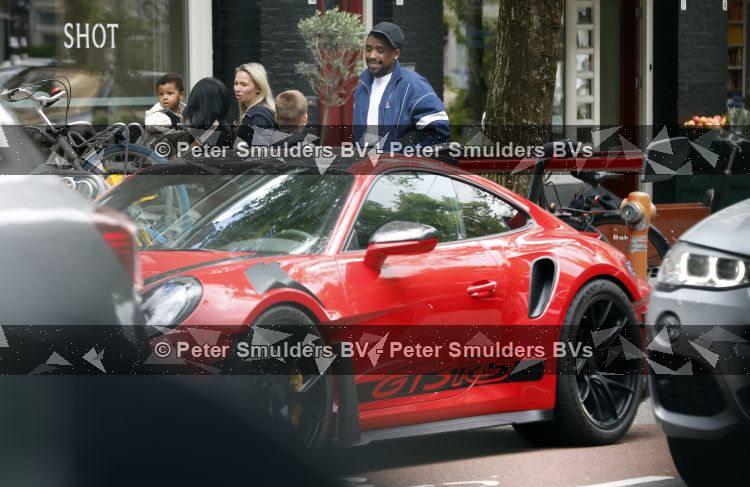 Amsterdam 13 juni 2026
Steven Bergwijn met zijn bijzondere porsche 911 GT3 in Amsterdam zuid met zijn vriendin Sem Smit en hun zoontje met au pair