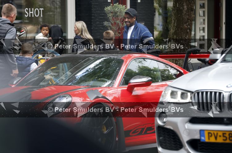 Amsterdam 13 juni 2026
Steven Bergwijn met zijn bijzondere porsche 911 GT3 in Amsterdam zuid met zijn vriendin Sem Smit en hun zoontje met au pair