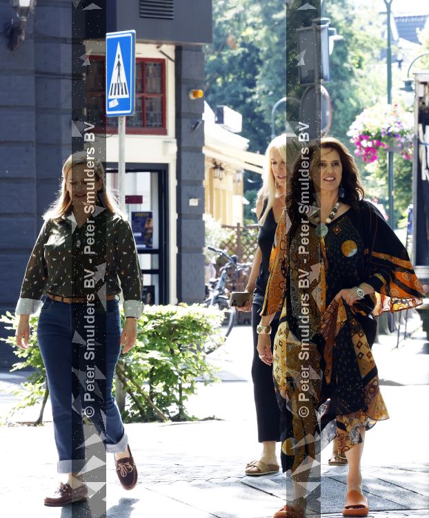 Laren 23 juni 2026
Opnames Gooische vrouwen met aanwezig Linda de Mol Tjitske Reidinga Susan Visser en Lies Visschedijk . Opnames vinden plaats bij restaurant Brink 20 
