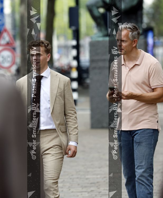 Rotterdam 27 juni 2026
Carola Schouten de burgemeester van Rotterdam, is vandaag getrouwd. Zij en Coert Kleijwegt gaven elkaar het jawoord op het gemeentehuis van Rotterdam. Sander de Kramer trouwde het stel. Zoon Thomas Schouten was haar getuige