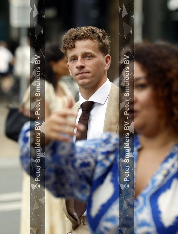 Rotterdam 27 juni 2026
Carola Schouten de burgemeester van Rotterdam, is vandaag getrouwd. Zij en Coert Kleijwegt gaven elkaar het jawoord op het gemeentehuis van Rotterdam. Sander de Kramer trouwde het stel. Zoon Thomas Schouten was haar getuige