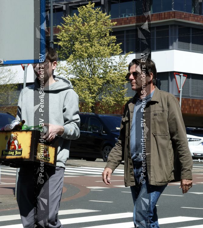 Amsterdam 24 april 2026
Twan Huys met zijn zoon op straat in Amsterdam 