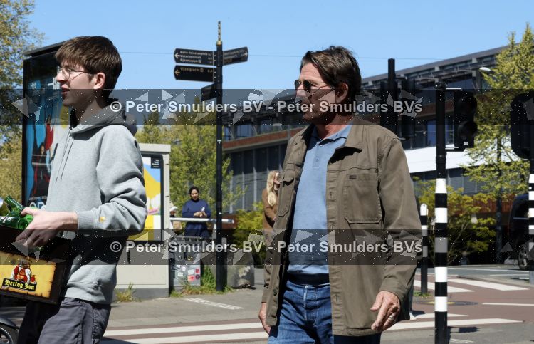 Amsterdam 24 april 2026
Twan Huys met zijn zoon op straat in Amsterdam 