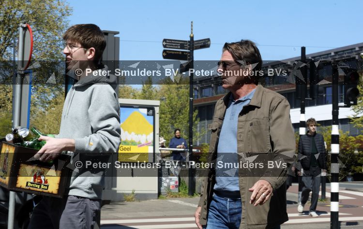 Amsterdam 24 april 2026
Twan Huys met zijn zoon op straat in Amsterdam 