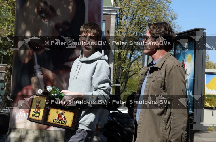 Amsterdam 24 april 2026
Twan Huys met zijn zoon op straat in Amsterdam 