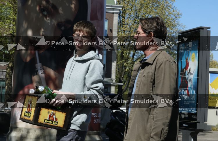 Amsterdam 24 april 2026
Twan Huys met zijn zoon op straat in Amsterdam 