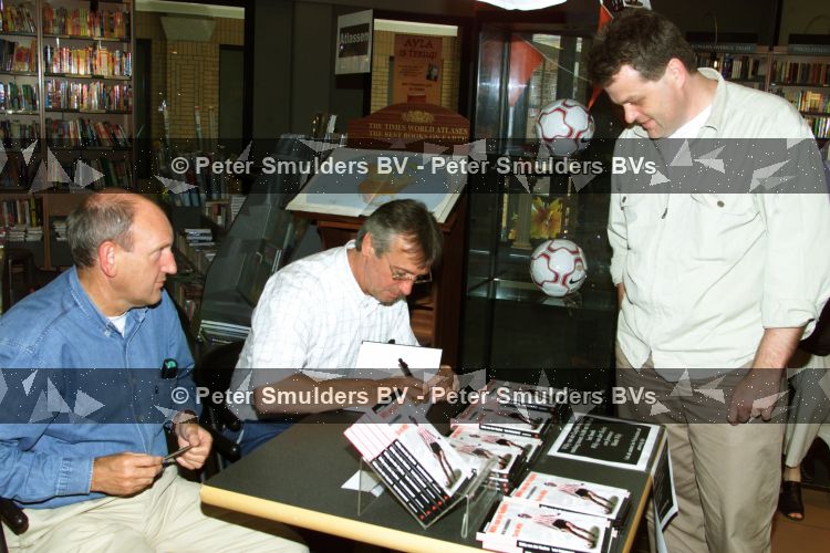 Helmond, 1 juni 2002
Willy v d Kuylen signeert zijn boek naast hem auteur
Jan Winkelmolen



PETER SMULDERS BV