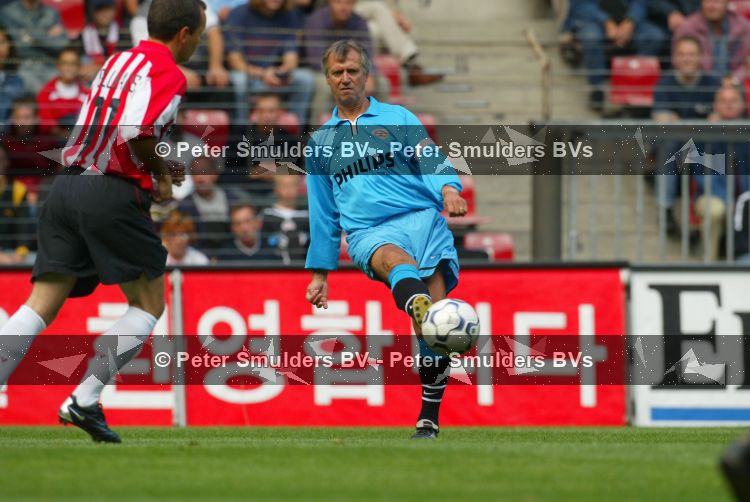 Eindhoven 6 augustus 2002
 

Opening PSV stadion met de oud spelers 1988
 
Willy v d Kuylen
Peter Smulders bv

