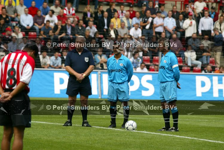 Eindhoven 6 augustus 2002



Opening PSV stadion met de oud spelers 1988
minuut vstilte Hans Dorjee, Romario en Willy v d Kuylen

Peter Smulders bv

