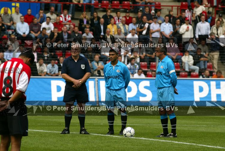 Eindhoven 6 augustus 2002



Opening PSV stadion met de oud spelers 1988
minuut vstilte Hans Dorjee, Romario en Willy v d Kuylen

Peter Smulders bv

