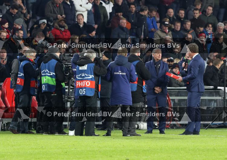 Eindhoven, 6 December 2016 Laatse groepswedstrijd in de Champions League Seizoen 2016/2017 PSV-FC Rostov, eindstand 0-0 en uitschakeling voor het gehele Europese Voetbal.
Willy v d Kuylen ontvangt uit handen van Marcel Brands een fotoboek