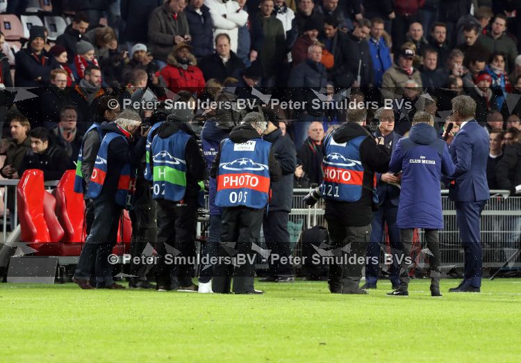 Eindhoven, 6 December 2016 Laatse groepswedstrijd in de Champions League Seizoen 2016/2017 PSV-FC Rostov, eindstand 0-0 en uitschakeling voor het gehele Europese Voetbal.
Willy v d Kuylen ontvangt uit handen van Marcel Brands een fotoboek