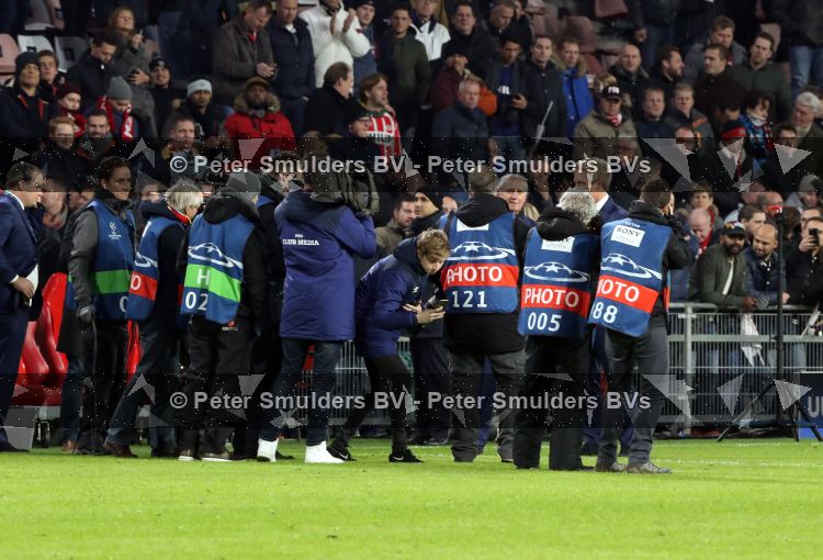 Eindhoven, 6 December 2016 Laatse groepswedstrijd in de Champions League Seizoen 2016/2017 PSV-FC Rostov, eindstand 0-0 en uitschakeling voor het gehele Europese Voetbal.
Willy v d Kuylen ontvangt uit handen van Marcel Brands een fotoboek