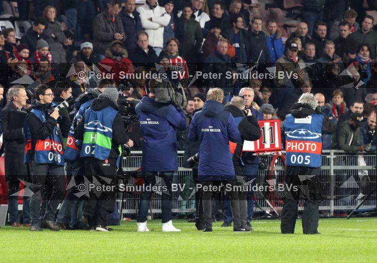 Eindhoven, 6 December 2016 Laatse groepswedstrijd in de Champions League Seizoen 2016/2017 PSV-FC Rostov, eindstand 0-0 en uitschakeling voor het gehele Europese Voetbal.
Willy v d Kuylen ontvangt uit handen van Marcel Brands een fotoboek