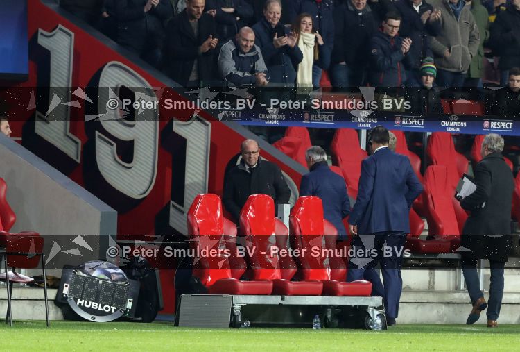 Eindhoven, 6 December 2016 Laatse groepswedstrijd in de Champions League Seizoen 2016/2017 PSV-FC Rostov, eindstand 0-0 en uitschakeling voor het gehele Europese Voetbal.
Willy v d Kuylen ontvangt uit handen van Marcel Brands een fotoboek