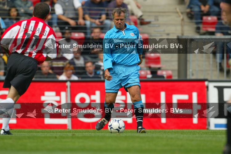 Eindhoven 6 augustus 2002
 

Opening PSV stadion met de oud spelers 1988
 
Willy v d Kuylen
Peter Smulders bv

