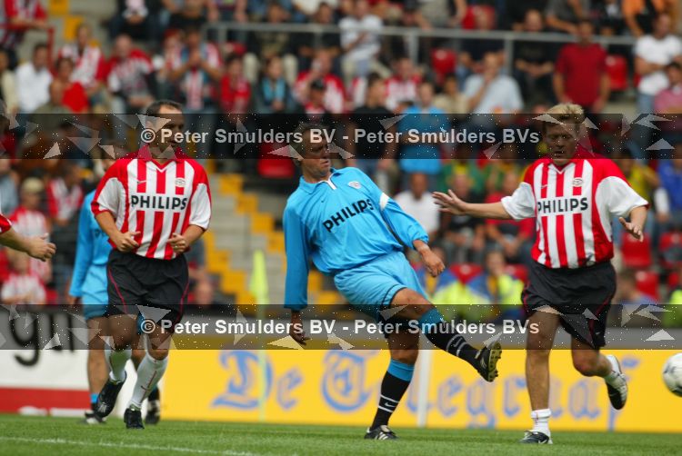 Eindhoven 6 augustus 2002
 

Opening PSV stadion met de oud spelers 1988
  Soren Lerby  Willy v d Kuylen en Hans Gilhaus
Peter Smulders bv

