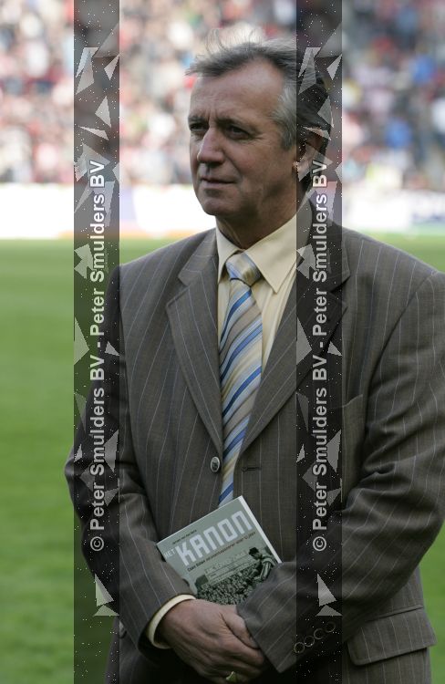 Eindhoven, 20 Oktober 2006 
Kompetitiewedstrijd PSV-Roda JC Seizoen 2006/2007
Eindstand 4-1
Willy v d Kuylen overhandigt het boek over Coen dillen aan de weduwe. In het midden voorzitter Frits Schuitema