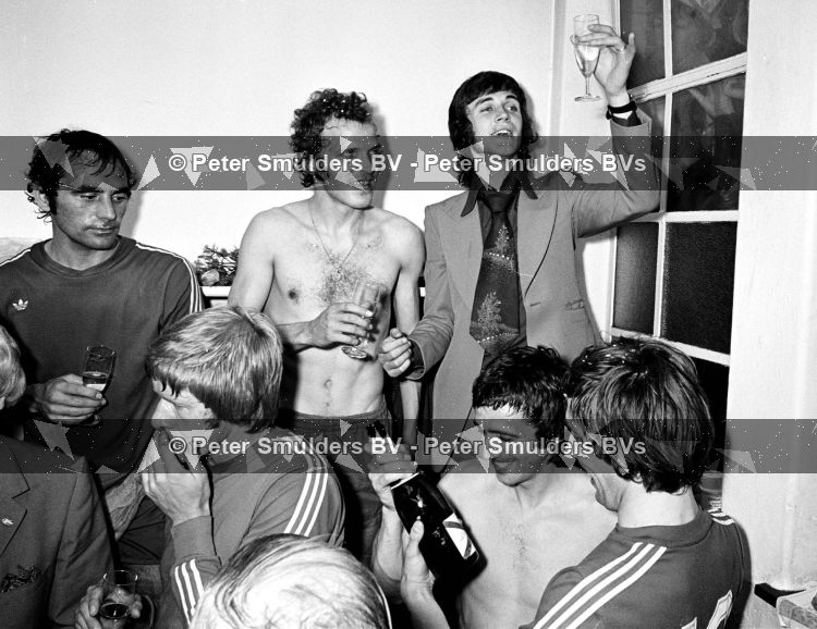 Eindhoven, 11 mei 1975
PSV Landskampioen 1974/1975
Op de foto v.l.n.r.: Pleun Strik, Willy v d Kerkhof, Ralf Edstrom,Peter Kemper, Willy v d Kuylen en Harry Lubse


PETER SMULDERS BV
