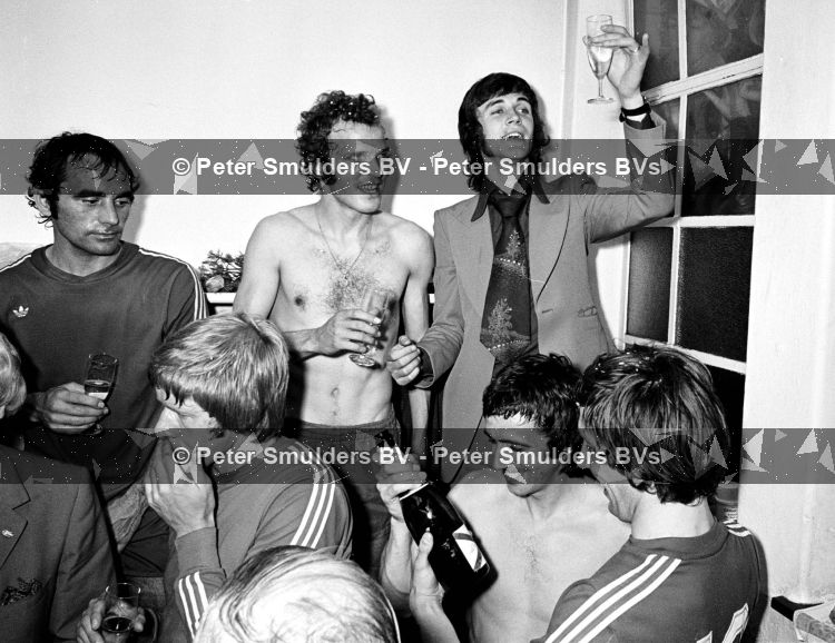 Eindhoven, 11 mei 1975
PSV Landskampioen 1974/1975
Op de foto v.l.n.r.: Pleun Strik, Willy v d Kerkhof, Ralf Edstrom,Peter Kemper, Willy v d Kuylen en Harry Lubse


PETER SMULDERS BV