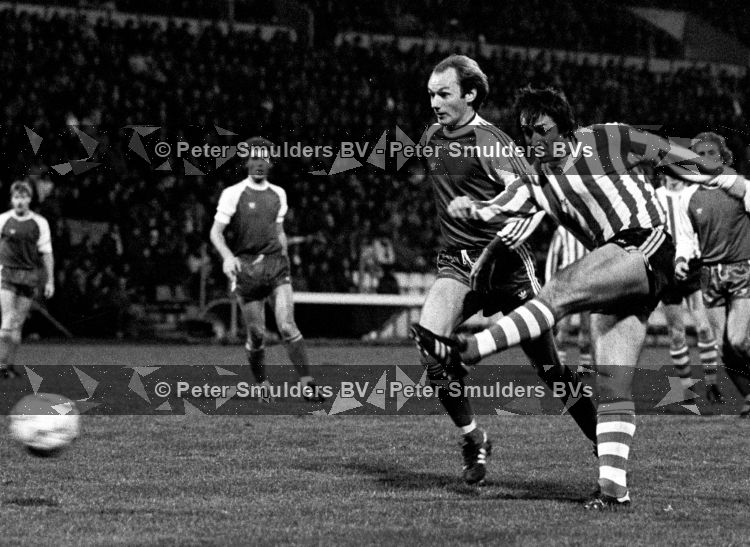 Willy v d Kuylen in duel met Tom Smits
PSV-NAC 3-0
1979


PETER SMULDERS BV
