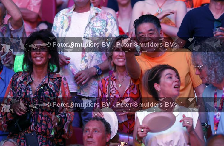 Amsterdam 20 juni 2026
Concert Toppers in de Johan Cruijff arena . 
Won Yip met vrouw en Rachel Hazes