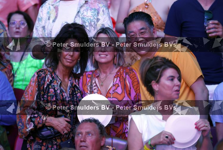 Amsterdam 20 juni 2026
Concert Toppers in de Johan Cruijff arena . 
Won Yip met vrouw en Rachel Hazes