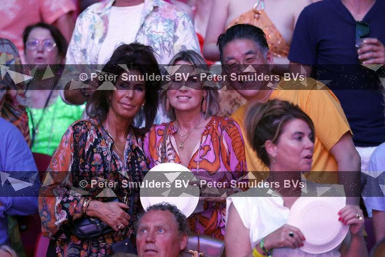 Amsterdam 20 juni 2026
Concert Toppers in de Johan Cruijff arena . 
Won Yip met vrouw en Rachel Hazes