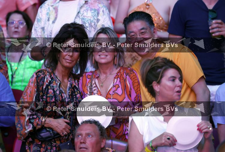 Amsterdam 20 juni 2026
Concert Toppers in de Johan Cruijff arena . 
Won Yip met vrouw en Rachel Hazes