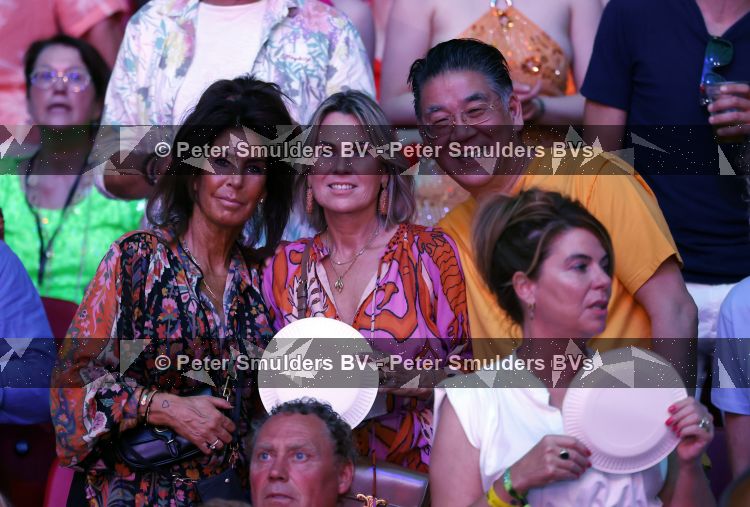Amsterdam 20 juni 2026
Concert Toppers in de Johan Cruijff arena . 
Won Yip met vrouw en Rachel Hazes