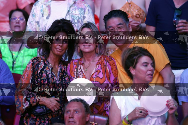 Amsterdam 20 juni 2026
Concert Toppers in de Johan Cruijff arena . 
Won Yip met vrouw en Rachel Hazes