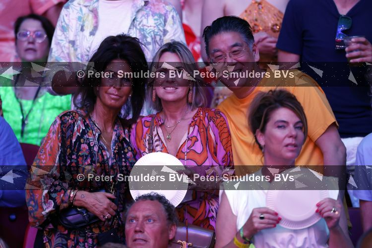 Amsterdam 20 juni 2026
Concert Toppers in de Johan Cruijff arena . 
Won Yip met vrouw en Rachel Hazes