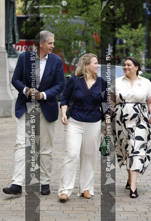 Rotterdam 27 juni 2026
Carola Schouten de burgemeester van Rotterdam, is vandaag getrouwd. Zij en Coert Kleijwegt gaven elkaar het jawoord op het gemeentehuis van Rotterdam. Sander de Kramer trouwde het stel. Wouter Kolff  met zijn vrouw 