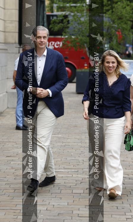 Rotterdam 27 juni 2026
Carola Schouten de burgemeester van Rotterdam, is vandaag getrouwd. Zij en Coert Kleijwegt gaven elkaar het jawoord op het gemeentehuis van Rotterdam. Sander de Kramer trouwde het stel. Wouter Kolff  met zijn vrouw 
