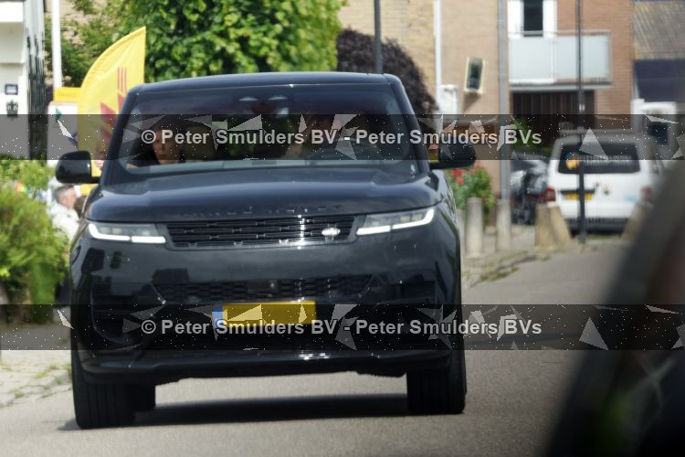 Vinkeveen 6 juni 206
Yves Berendse en zijn vriendin vertrekken vanaf zijn huis . Haar auto staat nog op de oprit 
