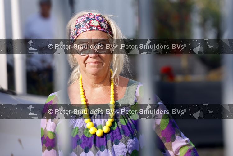 Amsterdam 21 juni 2026
Show Thijs Romer bij de Schram studios . De Dolle Minas komen protesteren tegen de show. Yvonne Smolders moeder Thijs Romer 