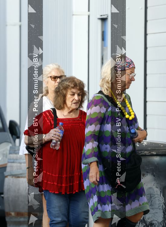 Amsterdam 21 juni 2026
Show Thijs Romer bij de Schram studios . De Dolle Minas komen protesteren tegen de show. Yvonne Smolders moeder Thijs Romer 